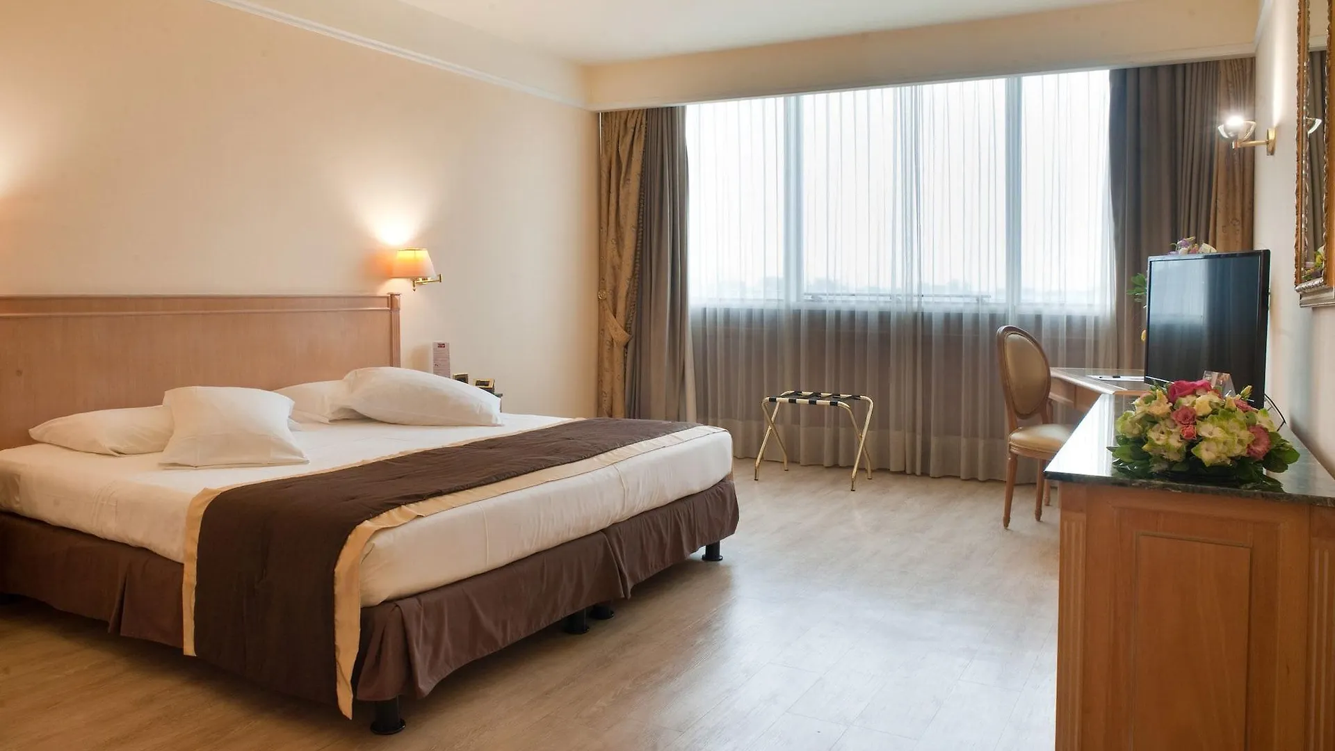 Shg Hotel De La Ville Vicenza 4*,